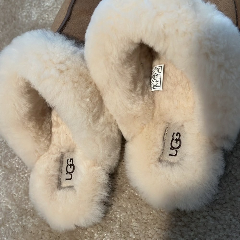 UGG slippers size 9 - Picture 2 of 4